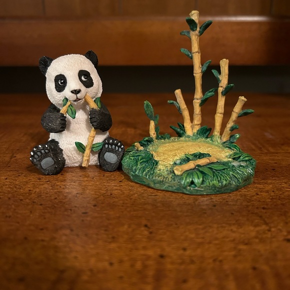 Vintage Giant Panda from the Protect Nature’s Innocents Sculpture Collection - Picture 3 of 6
